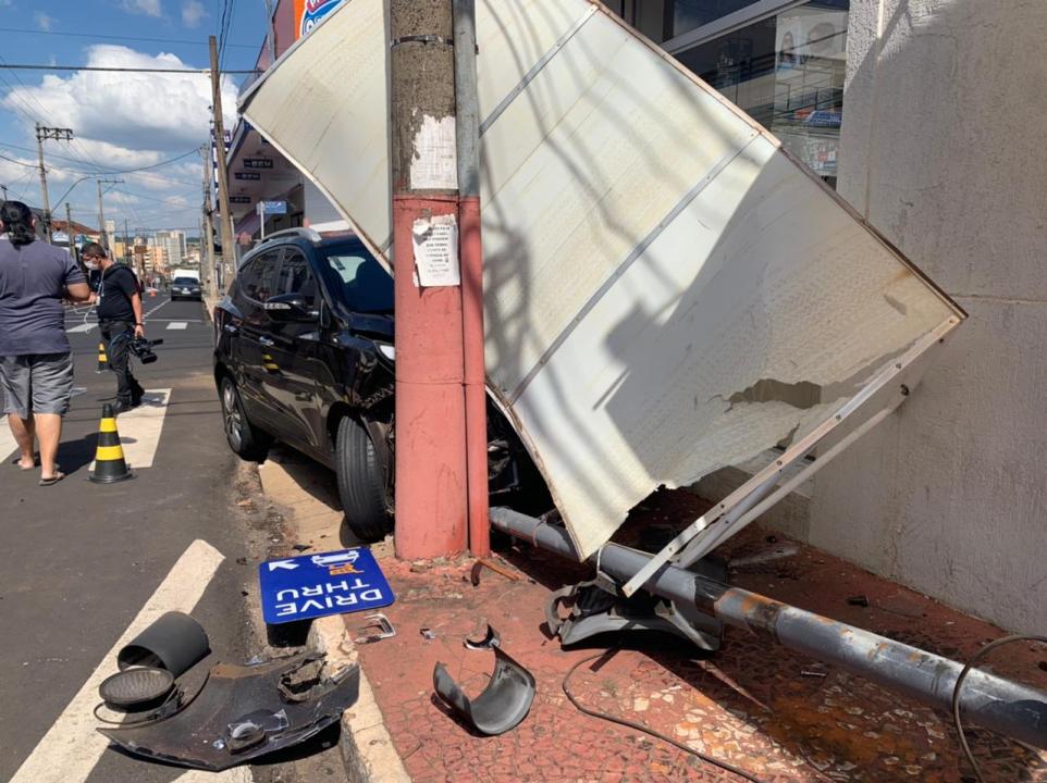 Foto 3 de 8 — Carros batem em cruzamento da Rua 2 e complicam trânsito no Centro